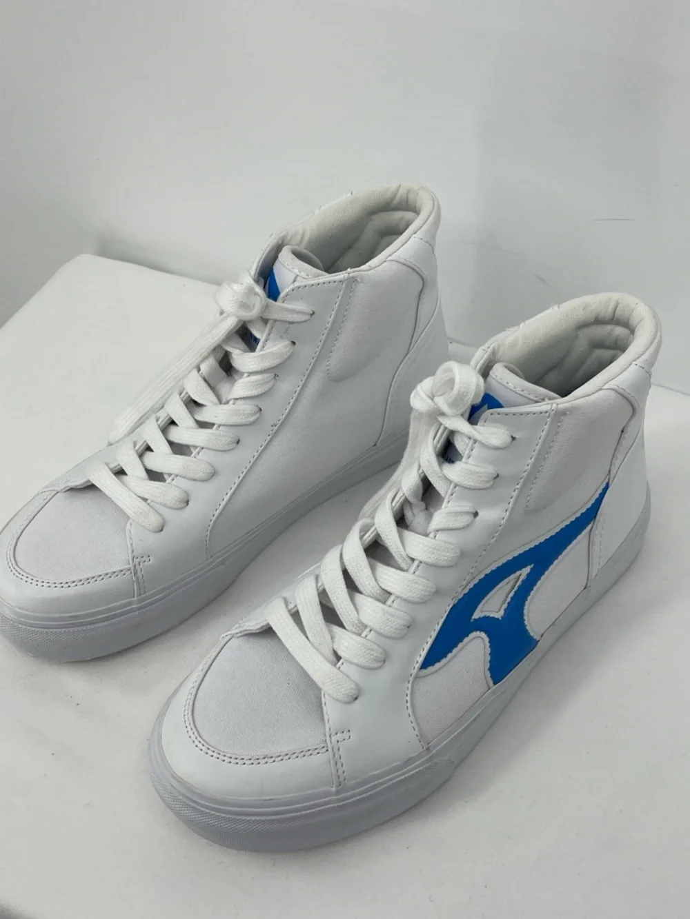 Airwalk AURORA WOMENS SIZE 9M White High-Top Sneakers with Blue Stripe